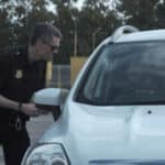 vigilante che controlla l'entrata e l'uscita delle persone