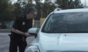 vigilante che controlla l'entrata e l'uscita delle persone