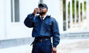 vigilante non armato che comunica alla centrale cosa succede