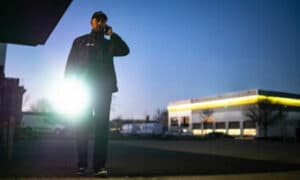 vigilante di un azienda privata che controlla in orario nutturno la zona