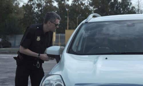 vigilante che controlla l'entrata e l'uscita delle persone