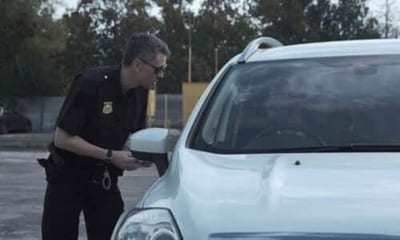 vigilante che controlla l'entrata e l'uscita delle persone