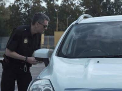vigilante che controlla l'entrata e l'uscita delle persone