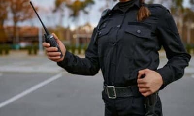 vigilante armato che pattuglia una zona
