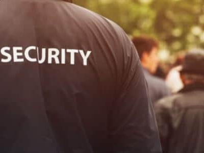 vigilanza roma che partecipa ad un evento cercando di mantenere l'ordine