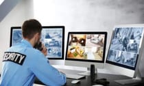 vigilante Roma che tramite le telecamere controlla le varie aree del palazzo